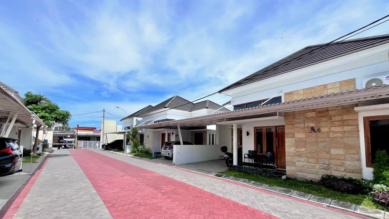 Jalan paving di dalam cluster Suvarna Raja Klaten — lingkungan one gate system yang tertata