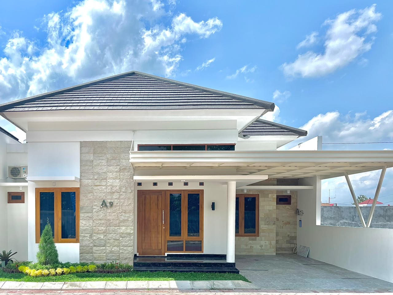 Rumah tampak depan Tipe 45 dijual di Klaten Selatan — Cluster Suvarna Raja, pintu dan jendela kayu jati